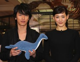 『リアル 完全なる首長竜の日』で恋人同士を演じる佐藤健と綾瀬はるか