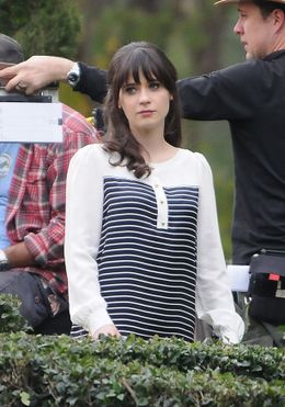 女優・歌手のズーイー・デシャネルが事件の容疑者に？