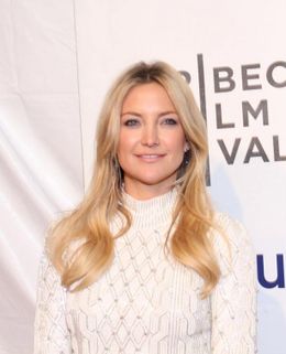 終始笑顔でレッドカーペットを歩いたケイト・ハドソン