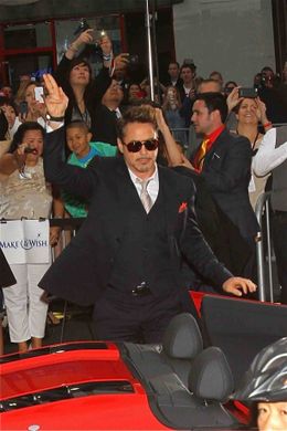 まるでトニー・スタークのように真っ赤なオープンカーに乗って会場に現れたロバート・ダウニー・Jr.。彼の姿が見えた瞬間、集まったファンのボルテージは最高潮に