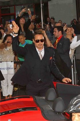 まるでトニー・スタークのように真っ赤なオープンカーに乗って会場に現れたロバート・ダウニー・Jr.。彼の姿が見えた瞬間、集まったファンのボルテージは最高潮に