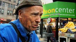 いつも青い作業着を身に着けて、ニューヨークのストリートでファッションスナップを撮り続けるビル・カニンガム