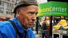 いつも青い作業着を身に着けて、ニューヨークのストリートでファッションスナップを撮り続けるビル・カニンガム