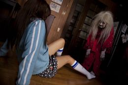 廃墟となった老人ホームに現れた謎の老婆。その高速移動っぷりがハンパない！