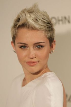 婚約者リアム・ヘムズワースとの破局説も一蹴した