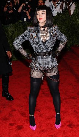 短パンからのぞく黒い網タイツのお尻の部分が、破れた漁業用ネットのようと大不評