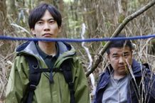 人気お笑いコンビ・インパルスの2人が、自殺志願者を取材するテレビ・ディレクターをそれぞれ熱演