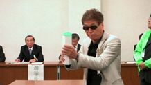 ユニークなパフォーマンスで知られるマック赤坂。2012年は東京都知事選挙にも立候補した