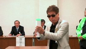ユニークなパフォーマンスで知られるマック赤坂。2012年は東京都知事選挙にも立候補した