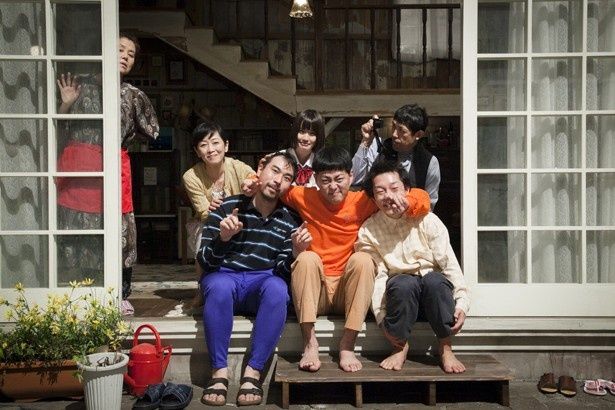 グループホームひまわり荘の主人の娘を演じる