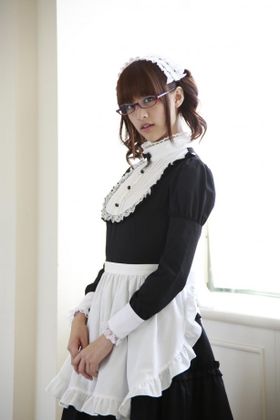 おっちょこちょいだがキュートなメイド役の山本美月