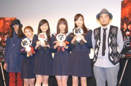 舞台あいさつに登場した出演者たち