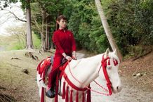 白い馬に乗って城内を走り回るのが日課の日出清子を深田恭子が演じる