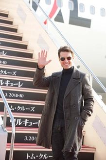 チャーターしたジェット旅客機で爽やかオーラをふりまくトム・クルーズ