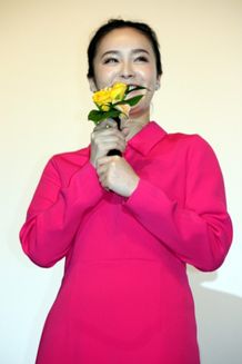 初主演映画『くちづけ』をアピールする貫地谷しほり