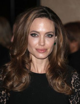 アンジェリーナの勇断を後押しした叔母デボラが亡くなった