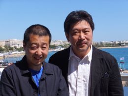 審査員賞の是枝裕和監督(右)と脚本賞の賈樟柯(ジャ・ジャンクー)監督