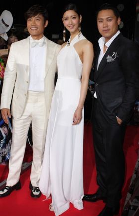 イ・ビョンホンと菜々緒がレッドカーペットに登壇