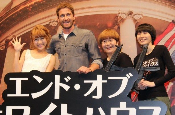 ジェラルド・バトラーも3人のパワーにご満悦！すっかり打ち解けた様子だ