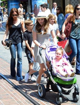 娘の前でメイクをしたら絶対真似をしたがるわ