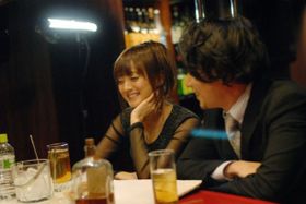 シースルーの衣装が大人の色気を感じさせる(『ネオン蝶』)