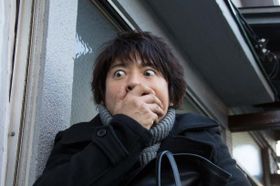 売れない小説家が死刑囚から受けた依頼をきっかけに殺人事件に巻き込まれていく様を重厚なタッチで描いていく