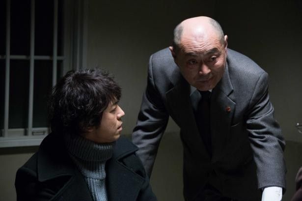 主演の上川隆也を脇から支える伊武雅刀ら名俳優の演技も魅力