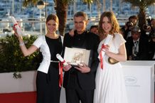 パルム・ドールを獲得したアブデラティフ・クシシュ監督と主演女優の2人