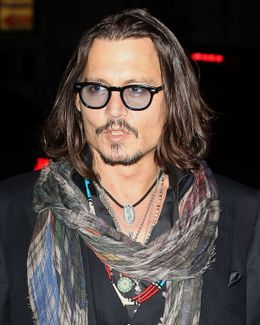 誰にも邪魔はさせないと、恋人アンバー・ハードと2人きり！