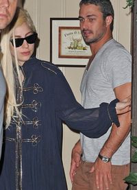 レディー・ガガ、恋人とキャメロン・ディアスの濃厚キスにやきもき