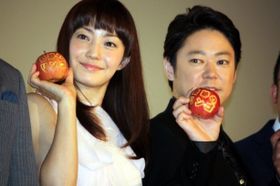 『奇跡のリンゴ』の初日に登壇した阿部サダヲと菅野美穂