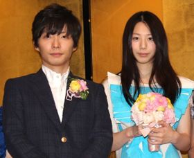 『箱入り息子の恋』初日舞台挨拶に星野源と夏帆が仲良く登場！