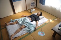 堤真一の出演作品史上、最も強烈なダメキャラが登場！