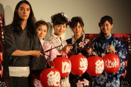 『絶叫学級』の初日舞台挨拶に登壇した川口春奈たち