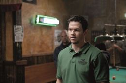 『テッド』のイメージを脱却、眉間のしわも渋いマーク・ウォールバーグ