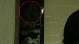 赤い丸に注目。押入れの隙間から、“何か”がこちらをのぞいている!?(次の写真でアップになります)