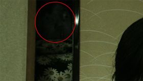 赤い丸に注目。押入れの隙間から、“何か”がこちらをのぞいている!?(次の写真でアップになります)