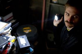 不良グループの4人は1本のビデオテープを盗むためにとある家に侵入する