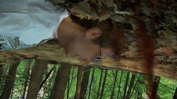 森の中で撮影された男性と
