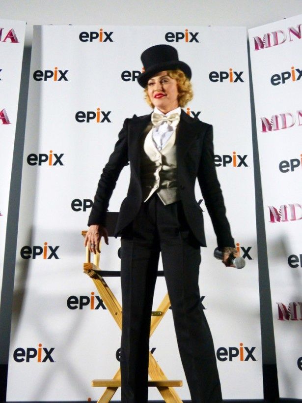 【写真を見る】NYプレミアにマレーネ・ディートリッヒのようなタキシード姿で登場したマドンナ