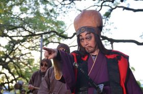 頭が重くて笑うと後ろに倒れてしまう稗田八方斎を「帰ってきたウルトラマン」の西田健が演じる