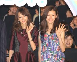 舞台あいさつに登場した桐谷美玲とともさかりえ(写真左から)
