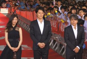 レッドカーペットイベントに登場した吉高由里子、福山雅治、西谷弘監督(写真左から)