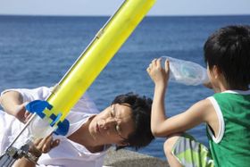少年のために美しいといわれる海の中を見せるため、ペットボトルロケットを使った実験を繰り返す湯川