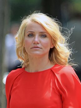 コルセットを普段から着けているのか、それとも役作りのためなのかは不明