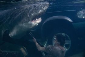 スーパーマーケットで繰り広げられる人喰いサメとのバトルが真新しい