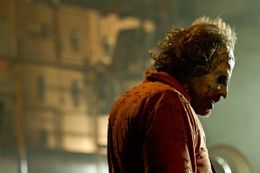 轟音とともにやって来るレザーフェイスも3Dで観客に迫る！