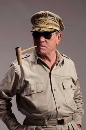 パイプを加え、サングラスをかけて、マッカーサーに扮したトミー・リー・ジョーンズ