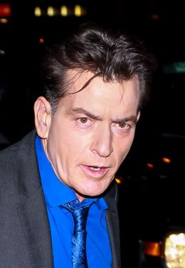 チャーリー・シーン、子どものためにほえる！