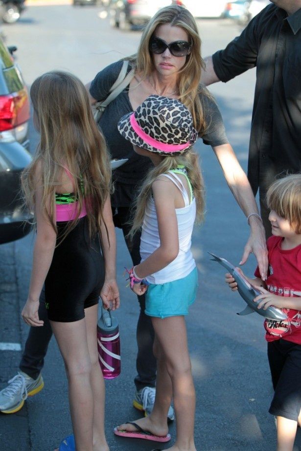 【写真を見る】2番目の妻デニス・リチャーズ、3番目の妻ブルックの子どももお世話！